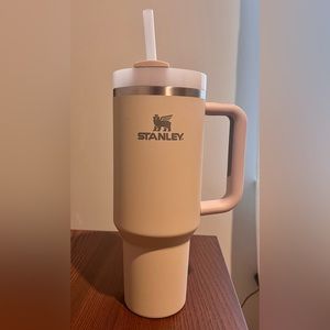 The Quencher H2.0 FlowState™ Tumbler (Soft Matte) | 40 OZ in the color Dune